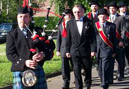 Dudelsackspieler Axel Römer mit den "Friends of British Royalty"