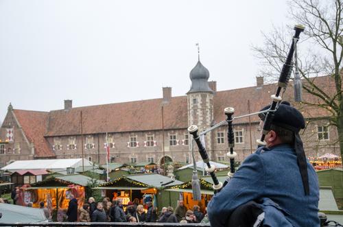 Dudelsackspieler Axel Römer auf dem Adventsmarkt Schloss Raesfeld