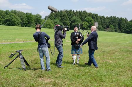  Dudelsackspieler Axel Römer bei den Fernseh-Aufnahmen für die ZDF Sendung „Hallo Deutschland“
