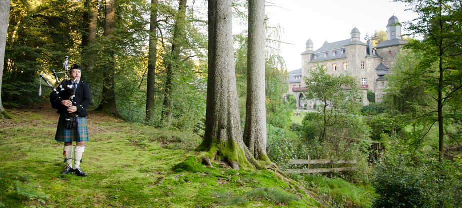 Dudelsackspieler Axel Römer mit Dudelsack im Wald bei Schloss Gimborn